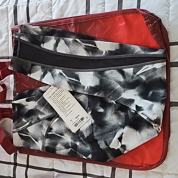 * NWT Lululemon Train Times 7/8 Pant in Blush Blossom Alpine White Black Size 4 - Picture 2 of 8